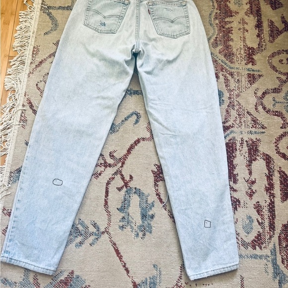 Levi Distressed Mom Light Wash High Waist Jeans Size 31 - Picture 7 of 10